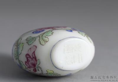 图片[3]-Glass-body painted enamel snuff bottle with a winding branch-and-blossom design, Qing dynasty, Qianlong reign (1736-1795)-China Archive